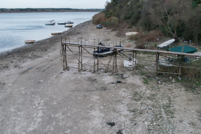 İskele karaya oturdu, tekneler toprakta kaldı