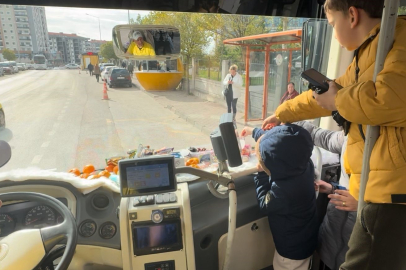 Minibüs şoförü yolcularına meyve ve çeşitli şekerlemeler ikram etmeye başladı