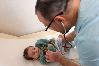 Böbrek yetmezliği riski olan 1 aylık bebek ameliyatla sağlığına kavuştu