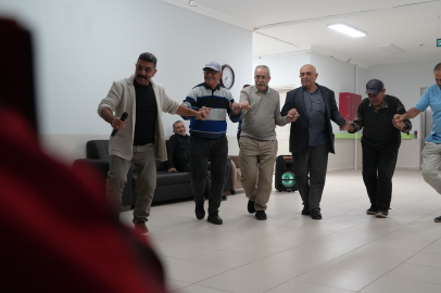 Huzurevindeki yaşlılar hem kaynaştı hem moral depoladı