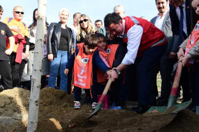 Osmangazi’de “1 Kitap 1 Fidan” Kampanyasıyla Çocuklar Toprağa Umut Ekti