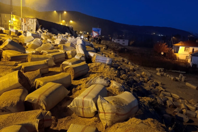 Saman yüklü kamyon devrildi