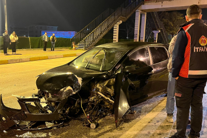 Kontrolden Çıkan Otomobil Üst Geçit Direğine Çarptı