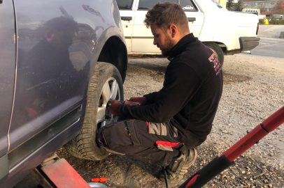 Lastikçilerde kış mesaisi başladı, sürücülere 'karı beklemeyin' uyarısı