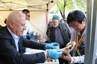Cantık, Dünya Cantık Günü'nde Büyükşehir Belediyesi tarafından vatandaşlar ile turistlere ücretsiz olarak ikram edildi