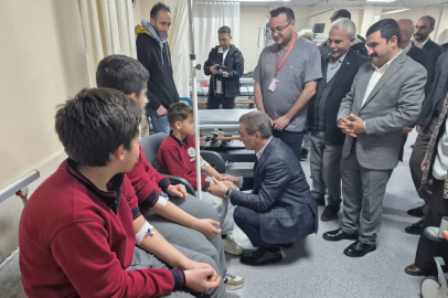 Vali Baruş, zehirlenme şüphesiyle hastaneye kaldırılan öğrencileri ziyaret etti