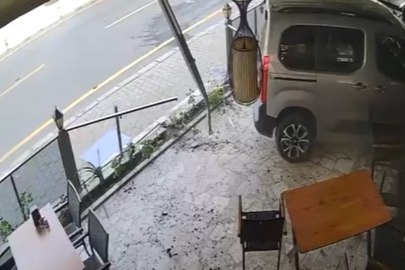 Ticari aracın iş yerine daldığı anlar güvenlik kamerasına yansıdı