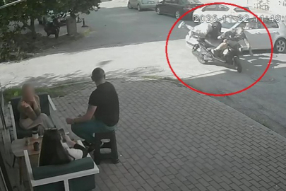 Motosikletin devrilip sürücü ve yolcunun savrulduğu anlar güvenlik kamerasına yansıdı