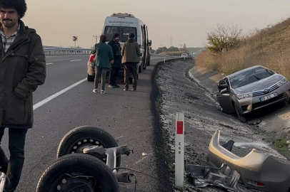 İki Otomobil Kafa Kafa Çarpıştı
