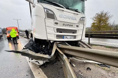 Tır Bariyere Ok Gibi Saplandı!