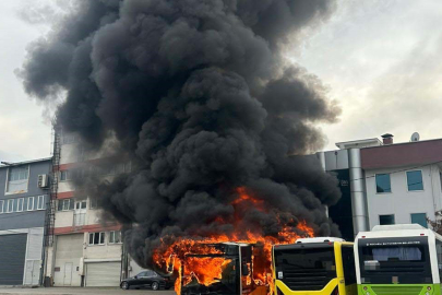 Bursa'da bakım için bırakılan otobüsler alev topuna döndü