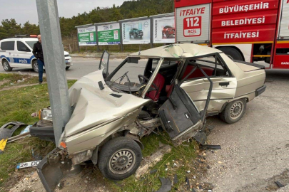 İki Otomobil Çarpıştı: 2 Ağır Yaralı