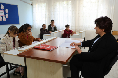 22 yıl önce Türkçe Öğretmeni olarak Adana'da göreve başladı, 300 yakın görme engelli öğrenci yetiştirdi