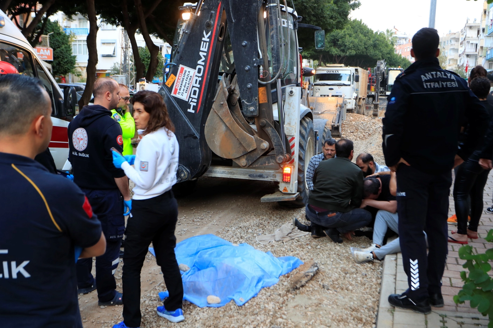 Ekmek almaya giderken kepçenin altında kalan yaşlı adam hayatını kaybetti