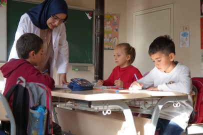 Üç öğrencili okulda bile bir dünya kuruyorlar
