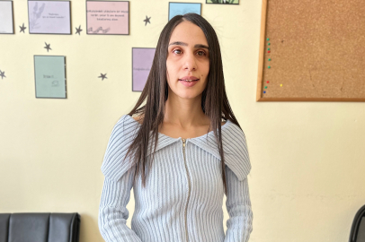 Yüksekova'nın görme engelli öğretmeni Berçem Tüner, ilçe sınırlarını aşan bir başarı hikayesi yazıyor