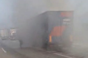 Tır Alevlere Teslim Oldu