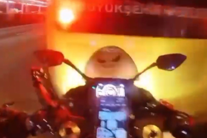 Motosiklet, trafikte duran belediye otobüsüne çarptı