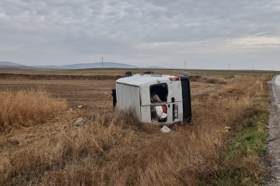 Minibüs Tarlaya Uçtu: 3 Yaralı