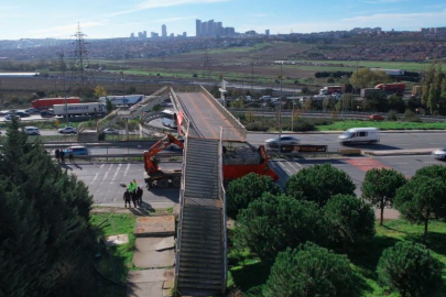 TIR üst geçide sıkıştı: 2 yaralı