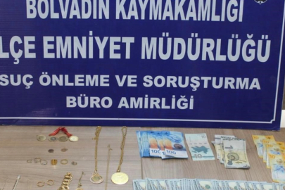 Dolandırdıkları para ve altınla yolcu otobüsüyle kaçmaya çalışırken polis tarafından yakalandılar