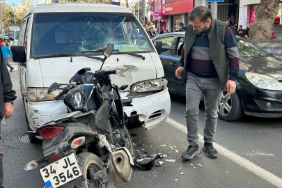 Motosiklet ile Kamyonet Çarpıştı: 2 Yaralı