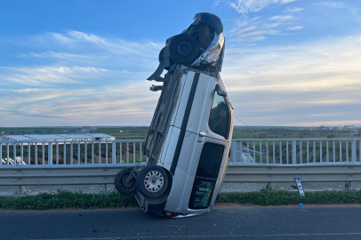 Tekirdağ'da akılalmaz kaza: Bariyere çarpan araç dik durdu