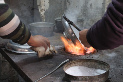 Kalaycılık mesleğini yaşatan ikiz kardeşler kış mevsimiyle rahatladı