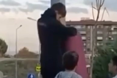 Rüzgâr nedeniyle katlanan Türk bayrağını fark eden üç çocuk, büyük bir duyarlılık örneği gösterdi