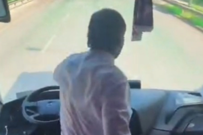 Otobüs şoförünün koltuğundan kalkarak oynadığı görüntüler sosyal medyada tepki çekti