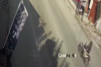 Motosikletin, dönüş yapmak isteyen otomobile ok gibi sağlandığı kaza kamerada