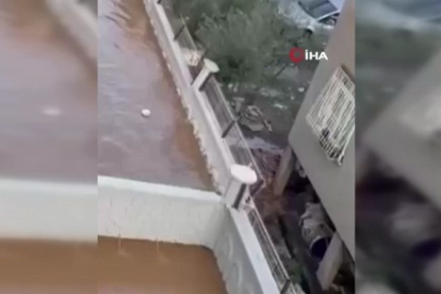 Su basan sitenin istinat duvarı yıkıldı