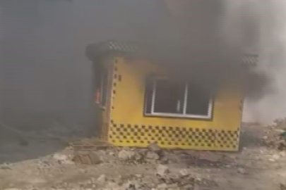 Taksi Kulübesi Alev Alev Yandı