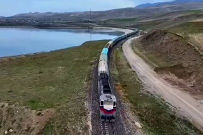 Erçek Gölü Kıyısında Van-İran Yük Treninin Kartpostallık Görüntüleri