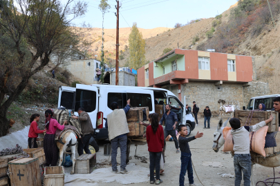 150 hanesi olan mahalle, meydanda indirilen eşyalarını 150 eşekle taşıyor