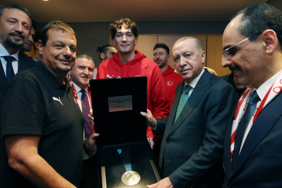 12 Dev Adam, gümüş madalyayı Cumhurbaşkanı Erdoğan’a takdim etti