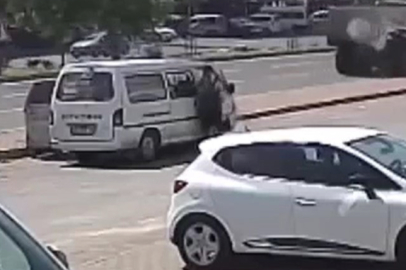 Hızla Giden Otomobil,Kamyona Çarptı