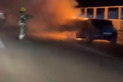 Seyir halindeki otomobil alev topuna döndü