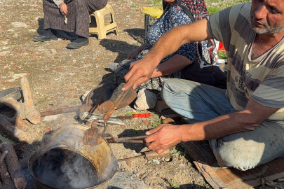 Hayat arkadaşıyla sokak sokak gezip "ölmekte olan" mesleği yaşatmaya çalışıyor