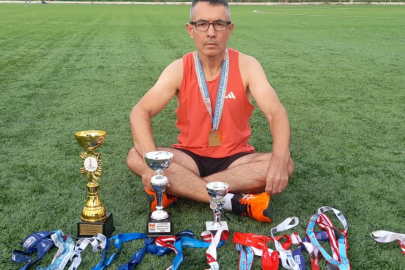 Sındırgı’da Deprem Sürecinde Koşmaya Devam Eden Emekli Polis, Maratonlarda Başarılar Kazanıyor