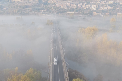 Tarihi mekanları kaplayan sis bulutu manzarası doğaseverleri kendine hayran bıraktı