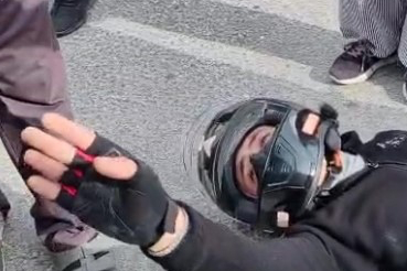 Yaralı halde yerde yatarken kendisine çarpan otomobil sürücüsü anne ve çocuğunu sakinleştirmeye çalıştı