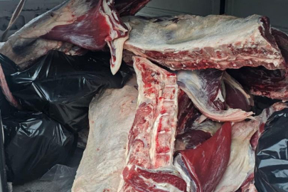 Minibüse kırmızı et operasyonu: Menşei belirsiz 1 ton ele geçirildi!