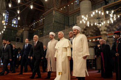 Papa'nın Türkiye temasları sürüyor! 14. Leo'nun ilk durağı Sultanahmet Camisi oldu