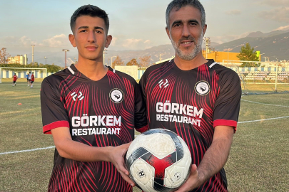 42 yaşındaki Hayrettin Aykut, hayalini gerçekleştirerek oğlu ile aynı takımda birlikte futbol oynuyor