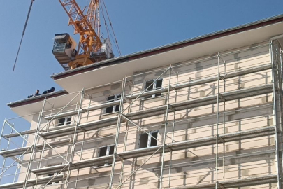 Çatıda intihar, alt katta ise sıva