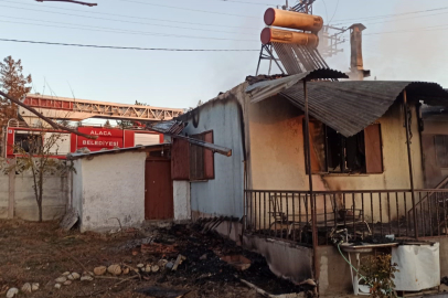 Çıkan Yangında Ahşap Ev Küle Döndü