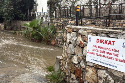 Cadde ve sokaklar dereye döndü