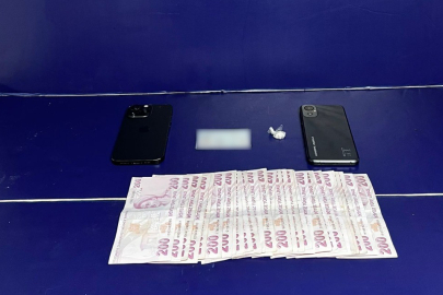 Beşiktaş’ta aracında elektrikle açılan torpidodaki özel düzenekte kokain bulunan sürücü polis tarafından yakalandı