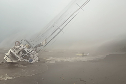 Fırtınanın ortasında kalan Rus vatandaşı kendi imkanlarıyla kurtuldu